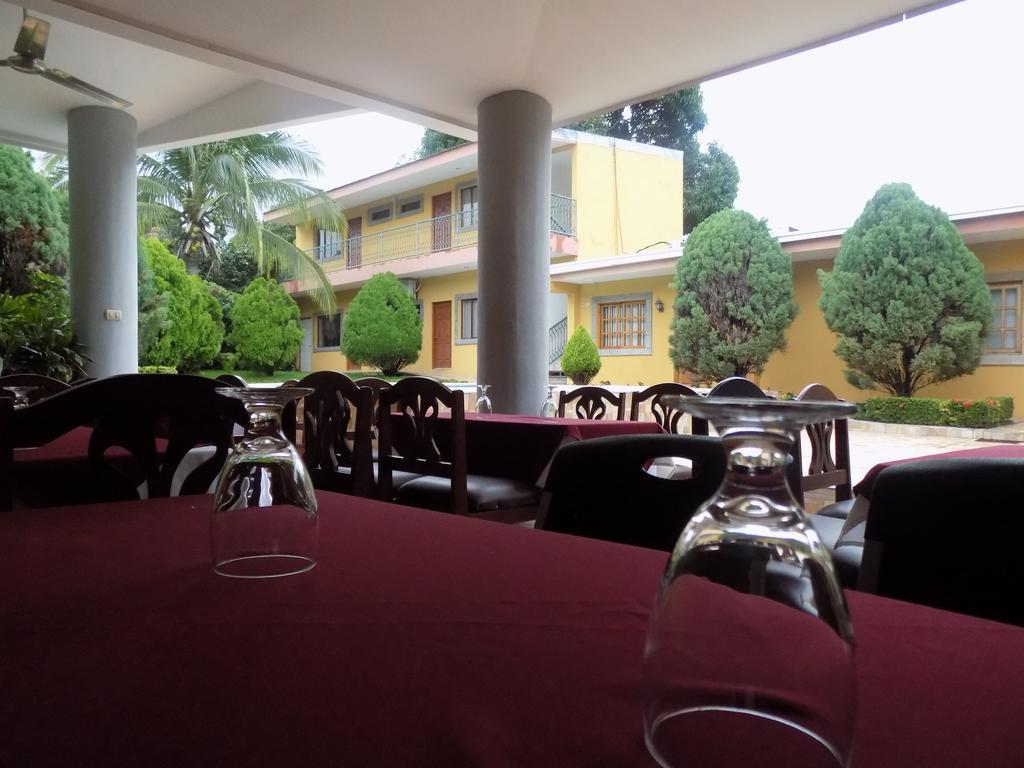 Hotel Los Pinos Managua Buitenkant foto
