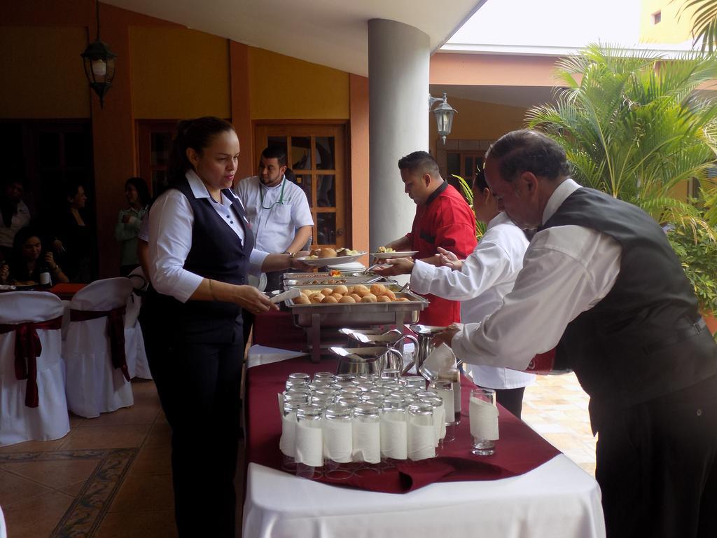 Hotel Los Pinos Managua Buitenkant foto